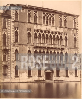 -VENEZIA, SENZA INDICAZIONE DAUTORE, PALAZZO FOSCARI, SENZA DATA. STAMPA ALLALBUMINA INCOLLATA SU CARTONE, CM 23,3X19,7 ©ARCHIVIO Graziano Arici/Rosebud2  FOTOANTICHE.-VENICE, NO AUTHORS INDICATION, PALAZZO FOSCARI, UNDATED. ALBUMEN PHOTOGRAPH MOUNTED ON CARDBOARD, CM 23,3X19,7 ©Graziano Arici/Rosebud2 