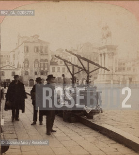 -VENEZIA, WILLIAM H. RAU PUBBLISHER, SOLD ONLY BY GRIFFITH & GRIFFITH PHILADELPHIA, PIAZZA S. GIOVANNI E PAOLO, SENZA DATA. POSITIVO ALLALBUMINA MONTATO SU CARTONE, FOTOGRAFIA STEREOSCOPICA, CM 17,8X8,8  ©ARCHIVIO Graziano Arici/Rosebud2  COLLEONI, MESTIERI, PERSONA, VENDITORE, FOTOANTICHE.-VENICE, WILLIAM H. RAU PUBBLISHER, SOLD ONLY BY GRIFFITH & GRIFFITH PHILADELPHIA, PIAZZA S. GIOVANNI E PAOLO, UNDATED. ALBUMEN POSITIVE MOUNTED ON CARDBOARD, STEREOSCOPICAL PHOTOGRAPH CM 17,8X8,8 ©Graziano Arici / rosebud2