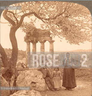 -VENEZIA, UNDERWOOD & UNDERWOOD PUBBLISHERS WORKS AND STUDIOS - WASHINGTON D.C. - ARLINGTON - LITTLETON, TREES BLOOM BESIDE THE TEMPLE OF CASTOR AND POLLUX, 1906 C.A. POSITIVO ALLALBUMINA MONTATO SU CARTONE, FOTOGRAFIA STEREOSCOPICA, CM 17,8X8,8  ©ARCHIVIO Graziano Arici/Rosebud2   AGRIGENTO, SICILIA, ALBERO FIORITO E TEMPIO, PERSONA, FOTOANTICHE.-VENICE, UNDERWOOD & UNDERWOOD PUBBLISHERS WORKS AND STUDIOS - WASHINGTON D.C. - ARLINGTON - LITTLETON, , 1906 C.A. ALBUMEN POSITIVE MOUNTED ON CARDBOARD, STEREOSCOPICAL PHOTOGRAPH CM 17,8X8,8 ©Graziano Arici / rosebud2