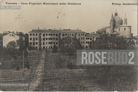 -VENEZIA, GIOVANNI JANKOVICH, CASE POPOLARI MUNICIPALE DELLA GIUDECCA, SENZA DATA. CARTOLINA POSTALE, CM 13,6X 9,1 ©ARCHIVIO Graziano Arici/Rosebud2  FOTOANTICHE.-VENICE, GIOVANNI JANKOVICH, CASE POPOLARI MUNICIPALE DELLA GIUDECCA, UNDATED. CARTOLINA POSTALE, CM 13,6X 9,1 ©Graziano Arici/Rosebud2 