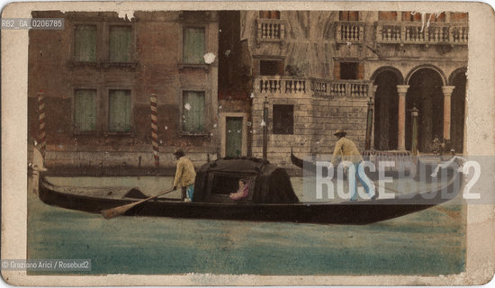-VENEZIA, CARLO PONTI, GONDOLA, SENZA DATA. STAMPA ALLALBUMINA INCOLLATA SU CARTONE COLORATA A MANO, CARTE DE VISITE, CM 6X10,5  ©ARCHIVIO Graziano Arici/Rosebud2   FOTOANTICHE.-VENICE, CARLO PONTI, GONDOLA, UNDATED. ALBUMEN PHOTOGRAPH HAND COLORED MOUNTED ON CARDBOARD, CARTE DE VISITE CM 6X10,5 ©Graziano Arici/Rosebud2 