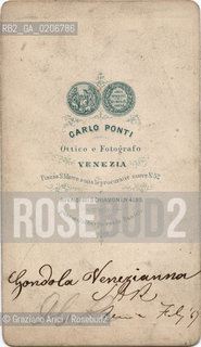 -VENEZIA, CARLO PONTI, GONDOLA (RETRO), SENZA DATA. STAMPA ALLALBUMINA INCOLLATA SU CARTONE COLORATA A MANO, CARTE DE VISITE, CM 6X10,5  ©ARCHIVIO Graziano Arici/Rosebud2   FOTOANTICHE.-VENICE, CARLO PONTI, GONDOLA, UNDATED. ALBUMEN PHOTOGRAPH HAND COLORED MOUNTED ON CARDBOARD, CARTE DE VISITE CM 6X10,5 ©Graziano Arici/Rosebud2 