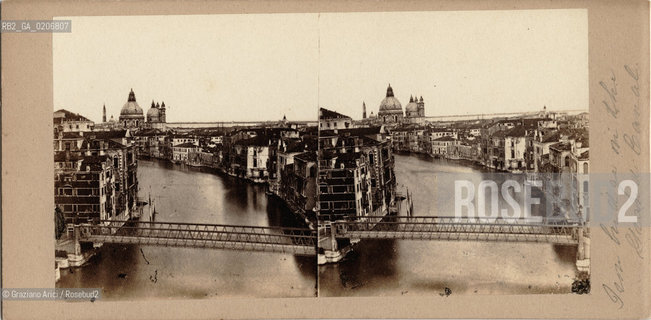-VENEZIA, SENZA INDICAZIONE DAUTORE, IRON BRIDGE ON THE GRAN CANAL, 1870 C.A. POSITIVO ALLALBUMINA MONTATO SU CARTONE, FOTOGRAFIA STEREOSCOPICA, CM 17,1X8,3  ©ARCHIVIO Graziano Arici/Rosebud2  PONTE DELLACCADEMIA SUL CANAL GRANDE, FOTOANTICHE.-VENICE, NO AUTHORS INDICATION, IRON BRIDGE ON THE GRAN CANAL, 1870 C.A. ALBUMEN POSITIVE MOUNTED ON CARDBOARD, STEREOSCOPICAL PHOTOGRAPH CM 17,1X8,3 ©Graziano Arici / rosebud2