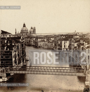 -VENEZIA, SENZA INDICAZIONE DAUTORE, IRON BRIDGE ON THE GRAN CANAL, 1870 C.A. POSITIVO ALLALBUMINA MONTATO SU CARTONE, FOTOGRAFIA STEREOSCOPICA, CM 17,1X8,3  ©ARCHIVIO Graziano Arici/Rosebud2  PONTE DELLACCADEMIA SUL CANAL GRANDE, FOTOANTICHE.-VENICE, NO AUTHORS INDICATION, IRON BRIDGE ON THE GRAN CANAL, 1870 C.A. ALBUMEN POSITIVE MOUNTED ON CARDBOARD, STEREOSCOPICAL PHOTOGRAPH CM 17,1X8,3 ©Graziano Arici / rosebud2