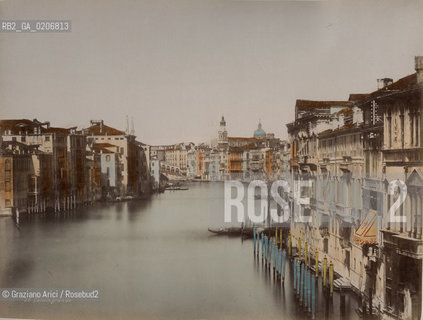 -VENEZIA, SENZA INDICAZIONE DAUTORE, CANAL GRANDE VERSO IL PONTE DI RIALTO, SENZA DATA. STAMPA ALLALBUMINA COLORATA A MANO INCOLLATA SU CARTONE, CM 26,1X19,8 ©ARCHIVIO Graziano Arici/Rosebud2  FOTOANTICHE.-VENICE, NO AUTHORS INDICATION, CANAL GRANDE VERSO IL PONTE DI RIALTO, UNDATED. ALBUMEN PHOTOGRAPH HAND COLORED MOUNTED ON CARDBOARD, CM 26,1X19,8 ©Graziano Arici / rosebud2