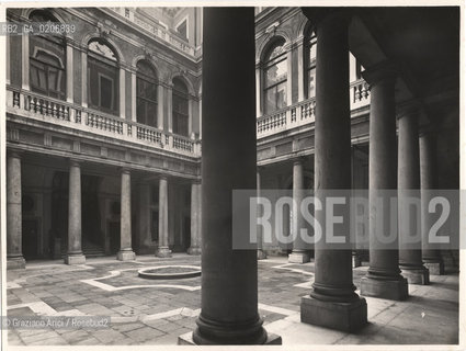 -VENEZIA, SENZA INDICAZIONE DAUTORE, PALAZZO GRASSI CORTILE INTERNO, SENZA DATA. STAMPA AI SALI DARGENTO, CM 22,8X17,2 ©ARCHIVIO Graziano Arici/Rosebud2  FOTOANTICHE.-VENICE, NO AUTHORS INDICATION, PALAZZO GRASSI CORTILE INTERNO , UNDATED. SILVER SALT PRINT, CM 22,8X17,2 ©Graziano Arici/Rosebud2 ..
