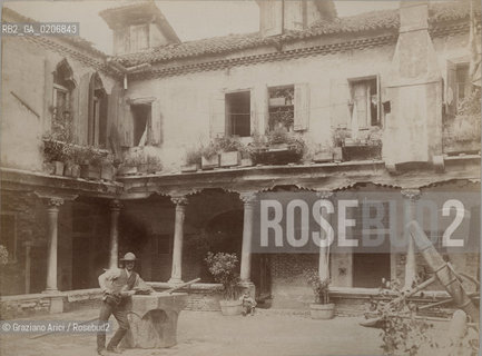 -VENEZIA, SENZA INDICAZIONE DAUTORE, CORTILE DELLABBAZIA DI S.GREGORIO, SENZA DATA. STAMPA ALLALBUMINA INCOLLATA SU CARTONE, CM 26,3X19,8 ©ARCHIVIO Graziano Arici/Rosebud2  FOTOANTICHE.-VENICE, NO AUTHORS INDICATION, CORTILE DELLABBAZIA DI S.GREGORIO, UNDATED. ALBUMEN PHOTOGRAPH MOUNTED ON CARDBOARD, CM 26,3X19,8 ©Graziano Arici/Rosebud2 