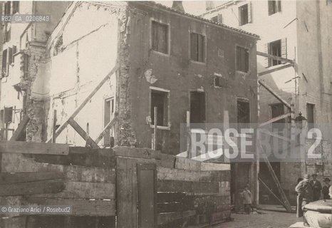 -VENEZIA, SENZA INDICAZIONE DAUTORE, CAMPIELLO E ABITAZIONE DURANTE LA GUERRA, 1917. STAMPA ALLALBUMINA, CM 16,7X11,5  ©ARCHIVIO Graziano Arici/Rosebud2  IMPALCATURE FOTOANTICHE.-VENICE, NO AUTHOR S INDICATION, CAMPIELLO E ABITAZIONE DURANTE LA GUERRA, 1917. ALBUMEN PHOTOGRAPH, CM 16,7X11,5 ©Graziano Arici/Rosebud2 