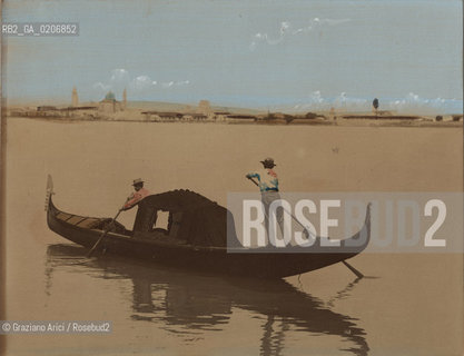 -VENEZIA, SENZA INDICAZIONE DAUTORE, GONDOLA IN LAGUNA, SENZA DATA. STAMPA ALLALBUMINA COLORATA A MANO MONTATA SU CARTONE CM 24,4X19 - CON CORNICE DI LEGNO MARRONE SCURO E VELATURE DORATE CM 34,3X28,5  ©ARCHIVIO Graziano Arici/Rosebud2  FOTOANTICHE.-VENICE, NO AUTHORS INDICATION, GONDOLA IN LAGUNA, UNDATED. ALBUMEN PHOTOGRAPH HAND COLORED MOUNTED ON CARDBOARD CM 24,4X19 - WITH WOODN FRAME DARK BROWN AND GILDED GLAZING CM 34,3X28,5 ©Graziano Arici / rosebud2