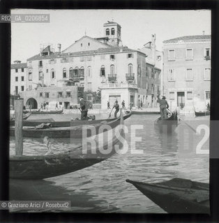 -VENEZIA, SENZA INDICAZIONE DAUTORE, CANAL GRANDE DAVANTI A CA FARSETTI, SENZA DATA. LASTRA IN VETRO PER LANTERNA MAGICA 8,2X8,2 ©ARCHIVIO Graziano Arici/Rosebud2  GONDOLE  FOTOANTICHE.-VENICE, NO AUTHORS INDICATION, CANAL GRANDE DAVANTI A CA FARSETTI, UNDATED. GLASS SLIDE FOR MAGIC LANTERN, CM 8,2X8,2 ©Graziano Arici/Rosebud2 