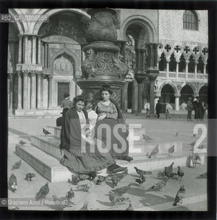 -VENEZIA, SENZA INDICAZIONE DAUTORE, PIAZZA S. MARCO E PICCIONI, SENZA DATA. LASTRA IN VETRO PER LANTERNA MAGICA 8,2X8,2 ©ARCHIVIO Graziano Arici/Rosebud2  PERSONA FOTOANTICHE.-VENICE, NO AUTHORS INDICATION, PIAZZA S. MARCO E PICCIONI, UNDATED. GLASS SLIDE FOR MAGIC LANTERN, CM 8,2X8,2 ©Graziano Arici/Rosebud2 