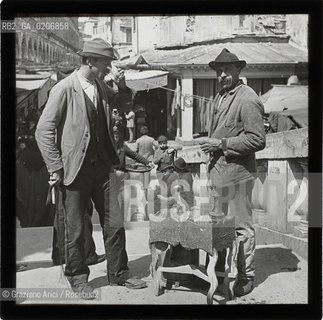 -VENEZIA, SAMUEL J. BECKETT, PRODUCER & PUBLISHER OF LANTERN SLIDES, ON THE RIALTO DRINKS, SENZA DATA. LASTRA IN VETRO PER LANTERNA MAGICA 8,2X8,2 ©ARCHIVIO Graziano Arici/Rosebud2   PERSONA FOTOANTICHE.-VENICE, SAMUEL J. BECKETT, PRODUCER & PUBLISHER OF LANTERN SLIDES, ON THE RIALTO DRINKS, UNDATED. GLASS SLIDE FOR MAGIC LANTERN, CM 8,2X8,2 ©Graziano Arici/Rosebud2 