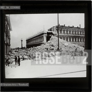 -VENEZIA, G.W.W., THE RUINS OF ST. MARKS-CAMPANILE, SENZA DATA. LASTRA IN VETRO PER LANTERNA MAGICA 8,2X8,2 ©ARCHIVIO Graziano Arici/Rosebud2   ROVINE CAMPANILE FOTOANTICHE.-VENICE, G.W.W., THE RUINS OF ST. MARKS-CAMPANILE, UNDATED. GLASS SLIDE FOR MAGIC LANTERN, CM 8,2X8,2 ©Graziano Arici/Rosebud2 