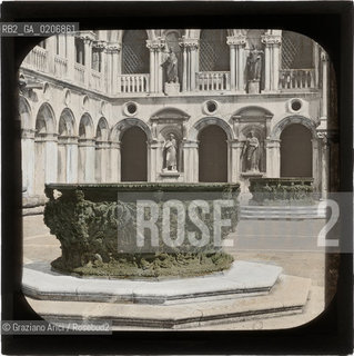 -VENEZIA, SENZA INDICAZIONE DAUTORE, CORTILE INTERNO DI PALAZZO DUCALE, SENZA DATA. LASTRA IN VETRO PER LANTERNA MAGICA COLORATA A MANO 8,2X8,2 ©ARCHIVIO Graziano Arici/Rosebud2  FOTOANTICHE.-VENICE, NO AUTHORS INDICATION, CORTILE INTERNO DI PALAZZO DUCALE, UNDATED. GLASS SLIDE FOR MAGIC LANTERN HAND COLOURED, CM 8,2X8,2 ©Graziano Arici/Rosebud2 