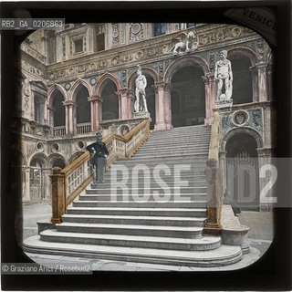 -VENEZIA, SENZA INDICAZIONE DAUTORE, CORTILE INTERNO DI PALAZZO DUCALE, SENZA DATA. LASTRA IN VETRO PER LANTERNA MAGICA COLORATA A MANO 8,2X8,2 ©ARCHIVIO Graziano Arici/Rosebud2  FOTOANTICHE.-VENICE, NO AUTHORS INDICATION, CORTILE INTERNO DI PALAZZO DUCALE, UNDATED. GLASS SLIDE FOR MAGIC LANTERN HAND COLOURED, CM 8,2X8,2 ©Graziano Arici/Rosebud2 