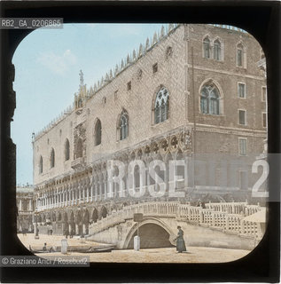 -VENEZIA, SENZA INDICAZIONE DAUTORE, PALAZZO DUCALE, SENZA DATA. LASTRA IN VETRO PER LANTERNA MAGICA COLORATA A MANO 8,2X8,2 ©ARCHIVIO Graziano Arici/Rosebud2  FOTOANTICHE.-VENICE, NO AUTHORS INDICATION, PALAZZO DUCALE, UNDATED. GLASS SLIDE FOR MAGIC LANTERN HAND COLOURED, CM 8,2X8,2 ©Graziano Arici/Rosebud2 