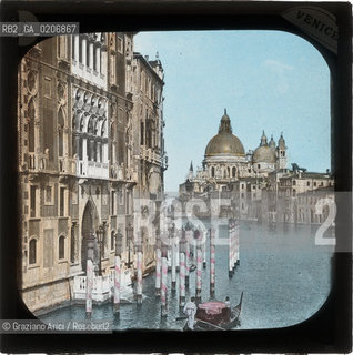 -VENEZIA, SENZA INDICAZIONE DAUTORE, CANAL GRANDE DAL PONTE DELLACCADEMIA, SENZA DATA. LASTRA IN VETRO PER LANTERNA MAGICA COLORATA A MANO 8,2X8,2 ©ARCHIVIO Graziano Arici/Rosebud2  FOTOANTICHE.-VENICE, NO AUTHORS INDICATION,CANAL GRANDE DAL PONTE DELLACCADEMIA, UNDATED. GLASS SLIDE FOR MAGIC LANTERN HAND COLOURED, CM 8,2X8,2 ©Graziano Arici/Rosebud2 
