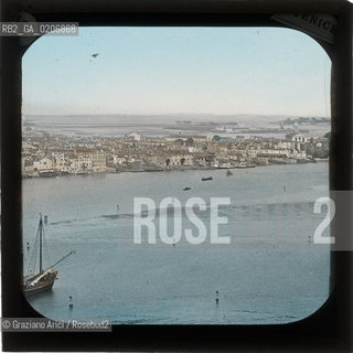 -VENEZIA, SENZA INDICAZIONE DAUTORE, PANORAMA, SENZA DATA. LASTRA IN VETRO PER LANTERNA MAGICA COLORATA A MANO 8,2X8,2 ©ARCHIVIO Graziano Arici/Rosebud2  FOTOANTICHE.-VENICE, NO AUTHORS INDICATION, PANORAMA, UNDATED. GLASS SLIDE FOR MAGIC LANTERN HAND COLOURED, CM 8,2X8,2 ©Graziano Arici/Rosebud2 