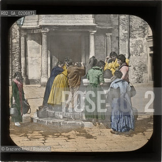 -VENEZIA, SENZA INDICAZIONE DAUTORE, DONNE AL POZZO, SENZA DATA. LASTRA IN VETRO PER LANTERNA MAGICA COLORATA A MANO 8,2X8,2 ©ARCHIVIO Graziano Arici/Rosebud2  PERSONA FOTOANTICHE.-VENICE, NO AUTHORS INDICATION, DONNE AL POZZO, UNDATED. GLASS SLIDE FOR MAGIC LANTERN HAND COLOURED, CM 8,2X8,2 ©Graziano Arici/Rosebud2 