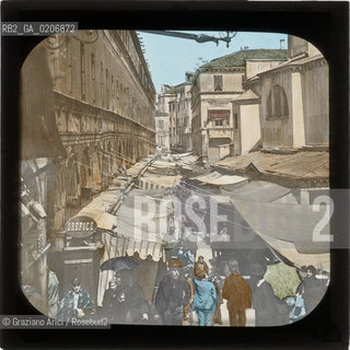 -VENEZIA, SENZA INDICAZIONE DAUTORE, MERCATO DAL PONTE DI RIALTO, SENZA DATA. LASTRA IN VETRO PER LANTERNA MAGICA COLORATA A MANO 8,2X8,2 ©ARCHIVIO Graziano Arici/Rosebud2  FOTOANTICHE.-VENICE, NO AUTHORS INDICATION, MERCATO DAL PONTE DI RIALTO, UNDATED. GLASS SLIDE FOR MAGIC LANTERN HAND COLOURED, CM 8,2X8,2 ©Graziano Arici/Rosebud2 