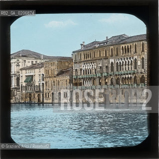 -VENEZIA, SENZA INDICAZIONE DAUTORE, PALAZZO FOSCARI, SENZA DATA. LASTRA IN VETRO PER LANTERNA MAGICA COLORATA A MANO 8,2X8,2 ©ARCHIVIO Graziano Arici/Rosebud2  FOTOANTICHE.-VENICE, NO AUTHORS INDICATION, PALAZZO FOSCARI, UNDATED. GLASS SLIDE FOR MAGIC LANTERN HAND COLOURED, CM 8,2X8,2 ©Graziano Arici/Rosebud2 