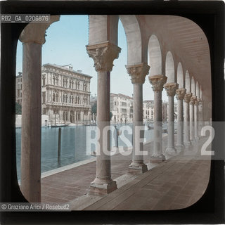 -VENEZIA, SENZA INDICAZIONE DAUTORE, PALAZZO VENDRAMIN-CALERGI DAL FONTEGO DEI TURCHI, SENZA DATA. LASTRA IN VETRO PER LANTERNA MAGICA COLORATA A MANO 8,2X8,2 ©ARCHIVIO Graziano Arici/Rosebud2  FOTOANTICHE.-VENICE, NO AUTHORS INDICATION, PALAZZO VENDRAMIN-CALERGI DAL FONTEGO DEI TURCHI, UNDATED. GLASS SLIDE FOR MAGIC LANTERN HAND COLOURED, CM 8,2X8,2 ©Graziano Arici/Rosebud2 