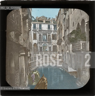 -VENEZIA, SENZA INDICAZIONE DAUTORE, STREET AT THE POST OFFICE, SENZA DATA. LASTRA IN VETRO PER LANTERNA MAGICA COLORATA A MANO 8,2X8,2 CANALE ©ARCHIVIO Graziano Arici/Rosebud2   FOTOANTICHE -VENICE, NO AUTHORS INDICATION, STREET AT THE POST OFFICE, UNDATED. GLASS SLIDE FOR MAGIC LANTERN HAND COLOURED, CM 8,2X8,2 ©Graziano Arici / rosebud2