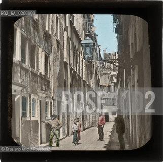 -VENEZIA, SENZA INDICAZIONE DAUTORE, CALLE DEL STURION, SENZA DATA. LASTRA IN VETRO PER LANTERNA MAGICA COLORATA A MANO 8,2X8,2 ©ARCHIVIO Graziano Arici/Rosebud2  PERSONA FOTOANTICHE.-VENICE, NO AUTHORS INDICATION, CALLE DEL STURION, UNDATED. GLASS SLIDE FOR MAGIC LANTERN HAND COLOURED, CM 8,2X8,2 ©Graziano Arici/Rosebud2 