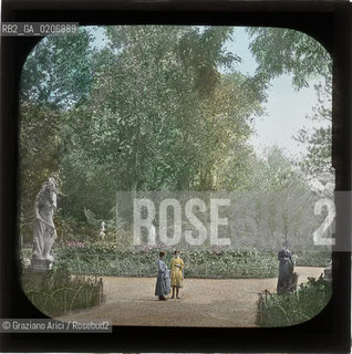 -VENEZIA, SENZA INDICAZIONE DAUTORE, GIARDINI PUBBLICI, SENZA DATA. LASTRA IN VETRO PER LANTERNA MAGICA COLORATA A MANO 8,2X8,2 ©ARCHIVIO Graziano Arici/Rosebud2  FOTOANTICHE.-VENICE, NO AUTHORS INDICATION, GIARDINI PUBBLICI, UNDATED. GLASS SLIDE FOR MAGIC LANTERN HAND COLOURED, CM 8,2X8,2 ©Graziano Arici/Rosebud2 