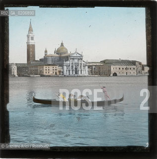 -VENEZIA, SENZA INDICAZIONE DAUTORE, ISOLA DI S. GIORGIO, SENZA DATA. LASTRA IN VETRO PER LANTERNA MAGICA COLORATA A MANO 8,2X8,2 ©ARCHIVIO Graziano Arici/Rosebud2  GONDOLA FOTOANTICHE.-VENICE, NO AUTHORS INDICATION, ISOLA DI S. GIORGIO, UNDATED. GLASS SLIDE FOR MAGIC LANTERN HAND COLOURED, CM 8,2X8,2 ©Graziano Arici/Rosebud2 
