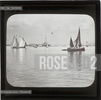 -VENEZIA, G.W.W, BARCHE IN LAGUNA, SENZA DATA. LASTRA IN VETRO PER LANTERNA MAGICA 8,2X8,2 ©ARCHIVIO Graziano Arici/Rosebud2  BARCA  FOTOANTICHE.-VENICE, G.W.W, BARCHE IN LAGUNA, UNDATED. GLASS SLIDE FOR MAGIC LANTERN, CM 8,2X8,2 ©Graziano Arici/Rosebud2 