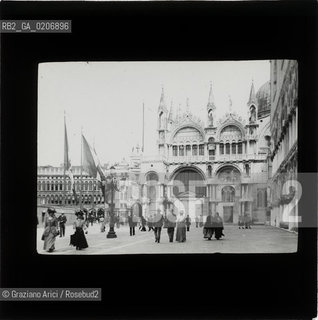 -VENEZIA, SENZA INDICAZIONE DAUTORE, SOUTH SIDE ST. MARKS, SENZA DATA. LASTRA IN VETRO PER LANTERNA MAGICA 8,2X8,2 ©ARCHIVIO Graziano Arici/Rosebud2   BANDIERE ISSATE FOTOANTICHE.-VENICE, NO AUTHOR S INDICATION, SOUTH SIDE ST. MARKS, UNDATED. GLASS SLIDE FOR MAGIC LANTERN, CM 8,2X8,2 ©Graziano Arici/Rosebud2 