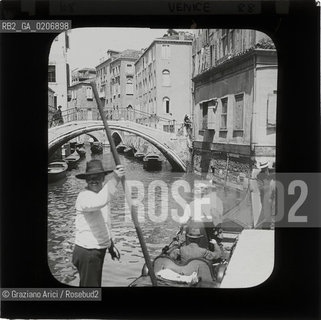 -VENEZIA, SENZA INDICAZIONE DAUTORE, RIO CON GONDOLIERI, SENZA DATA. LASTRA IN VETRO PER LANTERNA MAGICA 8,2X8,2 ©ARCHIVIO Graziano Arici/Rosebud2  PERSONA GONDOLA FOTOANTICHE.-VENICE, NO AUTHOR S INDICATION, RIO CON GONDOLIERI, UNDATED. GLASS SLIDE FOR MAGIC LANTERN, CM 8,2X8,2 ©Graziano Arici / rosebud2