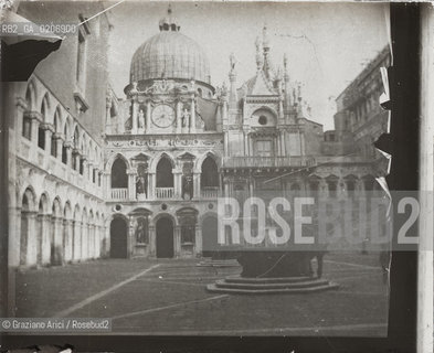 -VENEZIA, SENZA INDICAZIONE DAUTORE, CORTILE INTERNO DI PALAZZO DUCALE, SENZA DATA. LASTRA IN VETRO PER LANTERNA MAGICA CONTENUTE DENTRO LA LORO ORIGINALE CUSTODIA 10,1X8,1 ©ARCHIVIO Graziano Arici/Rosebud2   FOTOANTICHE.-VENICE, NO AUTHORS INDICATION,  CORTILE INTERNO DI PALAZZO DUCALE, UNDATED. GLASS SLIDE FOR MAGIC LANTERN IN THEIR WOODEN ORIGINAL BOX, CM 10,1X8,1 ©Graziano Arici/Rosebud2 