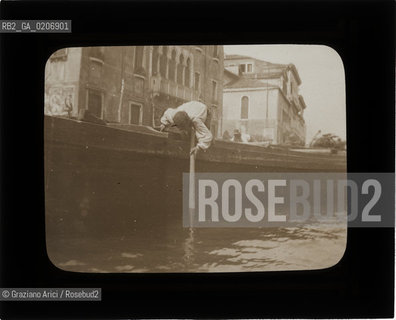 -VENEZIA, SENZA INDICAZIONE DAUTORE, PEATA, SENZA DATA. LASTRA IN VETRO PER LANTERNA MAGICA CONTENUTE DENTRO LA LORO ORIGINALE CUSTODIA 10,1X8,1 ©ARCHIVIO Graziano Arici/Rosebud2  PERSONA CHE REMA FOTOANTICHE.-VENICE, NO AUTHORS INDICATION,  PEATA, UNDATED. GLASS SLIDE FOR MAGIC LANTERN IN THEIR WOODEN ORIGINAL BOX, CM 10,1X8,1 ©Graziano Arici/Rosebud2 