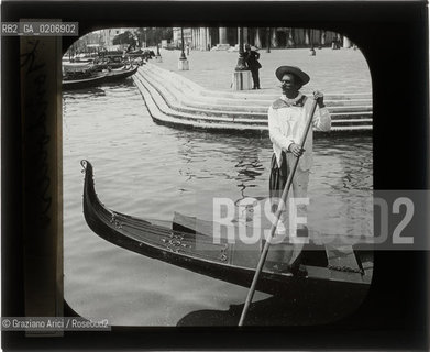 -VENEZIA, SENZA INDICAZIONE DAUTORE, GONDOLIERE, SENZA DATA. LASTRA IN VETRO PER LANTERNA MAGICA CONTENUTE DENTRO LA LORO ORIGINALE CUSTODIA 10X8,2 ©ARCHIVIO Graziano Arici/Rosebud2    FOTOANTICHE.-VENICE, NO AUTHORS INDICATION, GONDOLIERE, UNDATED. GLASS SLIDE FOR MAGIC LANTERN IN THEIR WOODEN ORIGINAL BOX, CM 10X8,2 ©Graziano Arici/Rosebud2 