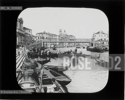 -VENEZIA, SENZA INDICAZIONE DAUTORE, PONTE DELLA STAZIONE, SENZA DATA. LASTRA IN VETRO PER LANTERNA MAGICA CONTENUTE DENTRO LA LORO ORIGINALE CUSTODIA 10,2X8,2 ©ARCHIVIO Graziano Arici/Rosebud2    FOTOANTICHE.-VENICE, NO AUTHORS INDICATION, PONTE DELLA STAZIONE, UNDATED. GLASS SLIDE FOR MAGIC LANTERN IN THEIR WOODEN ORIGINAL BOX, CM 10,2X8,2 ©Graziano Arici/Rosebud2 