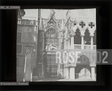 -VENEZIA, SENZA INDICAZIONE DAUTORE, PALAZZO DUCALE , SENZA DATA. LASTRA IN VETRO PER LANTERNA MAGICA CONTENUTE DENTRO LA LORO ORIGINALE CUSTODIA 10,2X8,2 ©ARCHIVIO Graziano Arici/Rosebud2   FOTOANTICHE.-VENICE, NO AUTHORS INDICATION,  PALAZZO DUCALE, UNDATED. GLASS SLIDE FOR MAGIC LANTERN IN THEIR WOODEN ORIGINAL BOX, CM 10,2X8,2 ©Graziano Arici/Rosebud2 