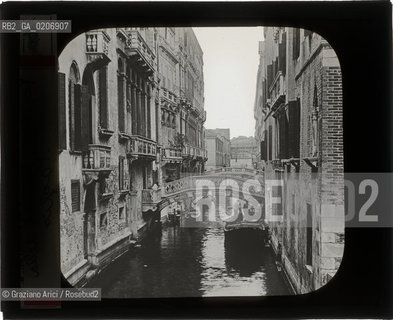 -VENEZIA, SENZA INDICAZIONE DAUTORE, PONTI DEI SOSPIRI DA RIO DELLA CANONICA, SENZA DATA. LASTRA IN VETRO PER LANTERNA MAGICA CONTENUTE DENTRO LA LORO ORIGINALE CUSTODIA 10,1X8,1 ©ARCHIVIO Graziano Arici/Rosebud2   FOTOANTICHE.-VENICE, NO AUTHORS INDICATION,  PONTI DEI SOSPIRI DA RIO DELLA CANONICA, UNDATED. GLASS SLIDE FOR MAGIC LANTERN IN THEIR WOODEN ORIGINAL BOX, CM 10,1X8,1 ©Graziano Arici/Rosebud2 