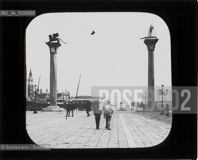 -VENEZIA, SENZA INDICAZIONE DAUTORE, MOLO, SENZA DATA. LASTRA IN VETRO PER LANTERNA MAGICA CONTENUTE DENTRO LA LORO ORIGINALE CUSTODIA 10,1X8,2 ©ARCHIVIO Graziano Arici/Rosebud2   FOTOANTICHE.-VENICE, NO AUTHORS INDICATION,  MOLO, UNDATED. GLASS SLIDE FOR MAGIC LANTERN IN THEIR WOODEN ORIGINAL BOX, CM 10,1X8,2 ©Graziano Arici/Rosebud2 