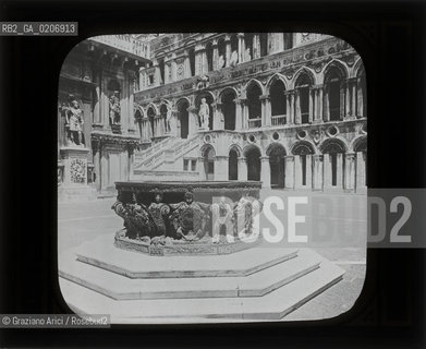 -VENEZIA, T.H. McALLISTER-NEW YORK, CORTILE INTERNO DI PALAZZO DUCALE, SENZA DATA. LASTRA IN VETRO PER LANTERNA MAGICA CONTENUTE DENTRO LA LORO ORIGINALE CUSTODIA 10,1X8,2 ©ARCHIVIO Graziano Arici/Rosebud2    FOTOANTICHE.-VENICE, T.H. McALLISTER-NEW YORK, CORTILE INTERNO DI PALAZZO DUCALE, UNDATED. GLASS SLIDE FOR MAGIC LANTERN IN THEIR WOODEN ORIGINAL BOX, CM 10,1X8,2 ©Graziano Arici/Rosebud2 