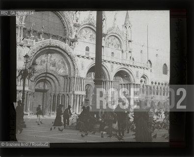 -VENEZIA, SENZA INDICAZIONE DAUTORE, BASILICA DI S. MARCO, SENZA DATA. LASTRA IN VETRO PER LANTERNA MAGICA CONTENUTE DENTRO LA LORO ORIGINALE CUSTODIA 10,1X8,2 ©ARCHIVIO Graziano Arici/Rosebud2   FOTOANTICHE.-VENICE, NO AUTHORS INDICATION,  BASILICA DI S. MARCO, UNDATED. GLASS SLIDE FOR MAGIC LANTERN IN THEIR WOODEN ORIGINAL BOX, CM 10,1X8,2 ©Graziano Arici/Rosebud2 