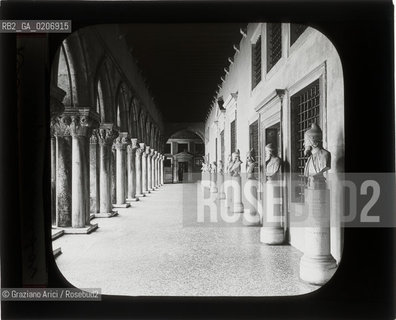 -VENEZIA, SENZA INDICAZIONE DAUTORE, LOGGIATO DI PALAZZO DUCALE, SENZA DATA. LASTRA IN VETRO PER LANTERNA MAGICA CONTENUTE DENTRO LA LORO ORIGINALE CUSTODIA 10,1X8,2 ©ARCHIVIO Graziano Arici/Rosebud2   FOTOANTICHE.-VENICE, NO AUTHORS INDICATION,  LOGGIATO DI PALAZZO DUCALE, UNDATED. GLASS SLIDE FOR MAGIC LANTERN IN THEIR WOODEN ORIGINAL BOX, CM 10,1X8,2 ©Graziano Arici/Rosebud2 