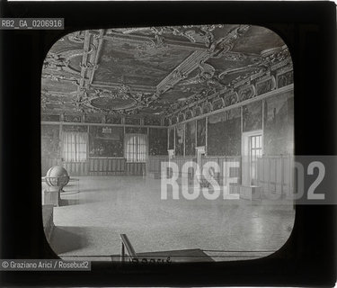 -VENEZIA, SENZA INDICAZIONE DAUTORE, SALA DEL MAGGIOR CONSIGLIO-PALAZZO DUCALE, SENZA DATA. LASTRA IN VETRO PER LANTERNA MAGICA CONTENUTE DENTRO LA LORO ORIGINALE CUSTODIA 10,1X8,2 ©ARCHIVIO Graziano Arici/Rosebud2   FOTOANTICHE.-VENICE, NO AUTHORS INDICATION,  SALA DEL MAGGIOR CONSIGLIO-PALAZZO DUCALE, UNDATED. GLASS SLIDE FOR MAGIC LANTERN IN THEIR WOODEN ORIGINAL BOX, CM 10,1X8,2 ©Graziano Arici/Rosebud2 