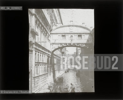 -VENEZIA, SENZA INDICAZIONE DAUTORE, PONTE DEI SOSPIRI, SENZA DATA. LASTRA IN VETRO PER LANTERNA MAGICA CONTENUTE DENTRO LA LORO ORIGINALE CUSTODIA 10X8,2 ©ARCHIVIO Graziano Arici/Rosebud2   FOTOANTICHE.-VENICE, NO AUTHORS INDICATION,  PONTE DEI SOSPIRI, UNDATED. GLASS SLIDE FOR MAGIC LANTERN IN THEIR WOODEN ORIGINAL BOX, CM 10X8,2 ©Graziano Arici/Rosebud2 