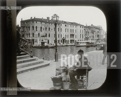 -VENEZIA, SENZA INDICAZIONE DAUTORE, VENDITORE DI PESCE AI PIEDI DEL PONTE DEGLI SCALZI, SENZA DATA. LASTRA IN VETRO PER LANTERNA MAGICA CONTENUTE DENTRO LA LORO ORIGINALE CUSTODIA 10X8,2 ©ARCHIVIO Graziano Arici/Rosebud2  PERSONA FOTOANTICHE.-VENICE, NO AUTHORS INDICATION,  VENDITORE DI PESCE AI PIEDI DEL PONTE DEGLI SCALZI, UNDATED. GLASS SLIDE FOR MAGIC LANTERN IN THEIR WOODEN ORIGINAL BOX, CM 10X8,2 ©Graziano Arici/Rosebud2 