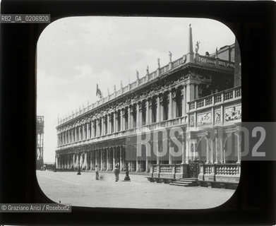 -VENEZIA, SENZA INDICAZIONE DAUTORE, LIBRERIA VECCHIA ORA PALAZZO REALE, SENZA DATA. LASTRA IN VETRO PER LANTERNA MAGICA CONTENUTE DENTRO LA LORO ORIGINALE CUSTODIA 10X8,2 ©ARCHIVIO Graziano Arici/Rosebud2   FOTOANTICHE.-VENICE, NO AUTHORS INDICATION,  LIBRERIA VECCHIA ORA PALAZZO REALE, UNDATED. GLASS SLIDE FOR MAGIC LANTERN IN THEIR WOODEN ORIGINAL BOX, CM 10X8,2 ©Graziano Arici/Rosebud2 