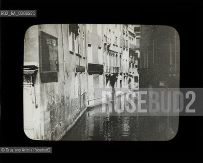 -VENEZIA, SENZA INDICAZIONE DAUTORE, RIO, SENZA DATA. LASTRA IN VETRO PER LANTERNA MAGICA CONTENUTE DENTRO LA LORO ORIGINALE CUSTODIA 10X8,2 ©ARCHIVIO Graziano Arici/Rosebud2   FOTOANTICHE.-VENICE, NO AUTHORS INDICATION,  RIO, UNDATED. GLASS SLIDE FOR MAGIC LANTERN IN THEIR WOODEN ORIGINAL BOX, CM 10X8,2 ©Graziano Arici/Rosebud2 