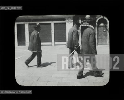 -VENEZIA, SENZA INDICAZIONE DAUTORE, TRE UOMINI, SENZA DATA. LASTRA IN VETRO PER LANTERNA MAGICA CONTENUTE DENTRO LA LORO ORIGINALE CUSTODIA 10X8,2 ©ARCHIVIO Graziano Arici/Rosebud2  PERSONA FOTOANTICHE.-VENICE, NO AUTHORS INDICATION,  TRE UOMINI, UNDATED. GLASS SLIDE FOR MAGIC LANTERN IN THEIR WOODEN ORIGINAL BOX, CM 10X8,2 ©Graziano Arici/Rosebud2 