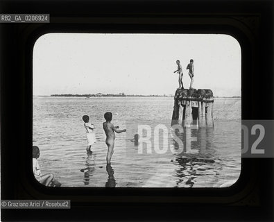 -VENEZIA, SENZA INDICAZIONE DAUTORE, BAGNATI IN LAGUNA, SENZA DATA. LASTRA IN VETRO PER LANTERNA MAGICA CONTENUTE DENTRO LA LORO ORIGINALE CUSTODIA 10,2X8,2 ©ARCHIVIO Graziano Arici/Rosebud2  PERSONA FOTOANTICHE.-VENICE, NO AUTHORS INDICATION,  BAGNATI IN LAGUNA, UNDATED. GLASS SLIDE FOR MAGIC LANTERN IN THEIR WOODEN ORIGINAL BOX, CM 10,2X8,2 ©Graziano Arici/Rosebud2 